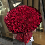 Luxury bouquet of 100 red roses for flower delivery in Miami