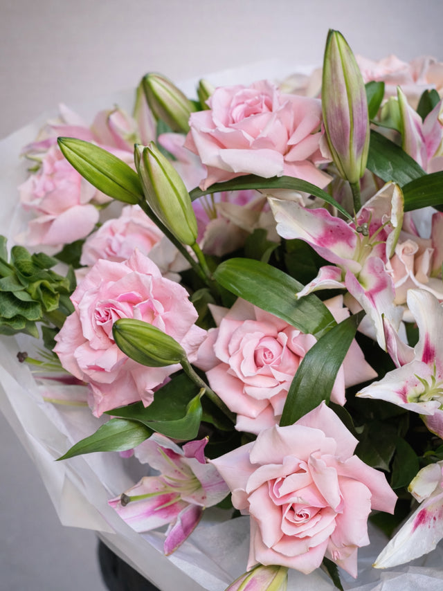 Luxury bouquet with roses and lilies – Miami Beach flower delivery