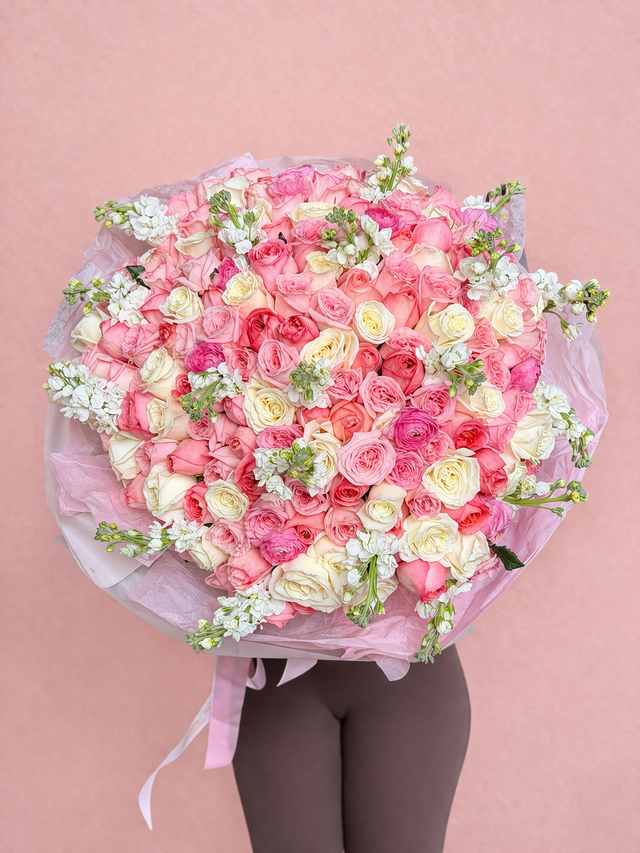 200 stems of premium pink and white garden roses beautifully arranged in a flower basket. Available for same-day flower delivery in Miami. Designed by Mamma Mia Flower Studio using fresh premium flowers.
