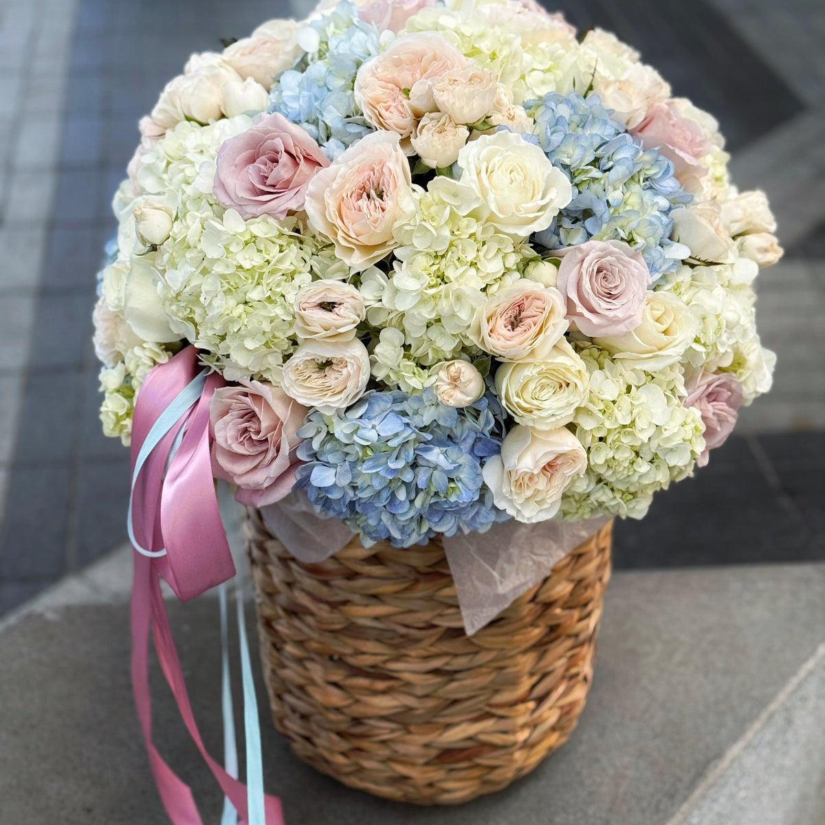 Hydrangea and garden roses flower basket for delivery in Miami