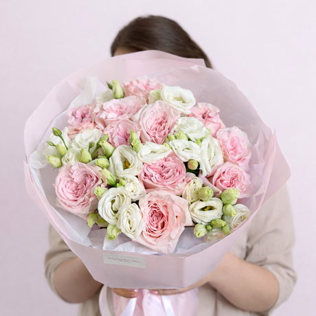 Pink garden roses bouquet with white lisianthus for flower delivery in Miami