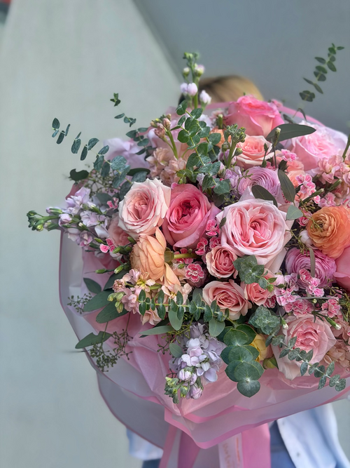 Luxury pink garden roses and ranunculus bouquet handcrafted in Miami