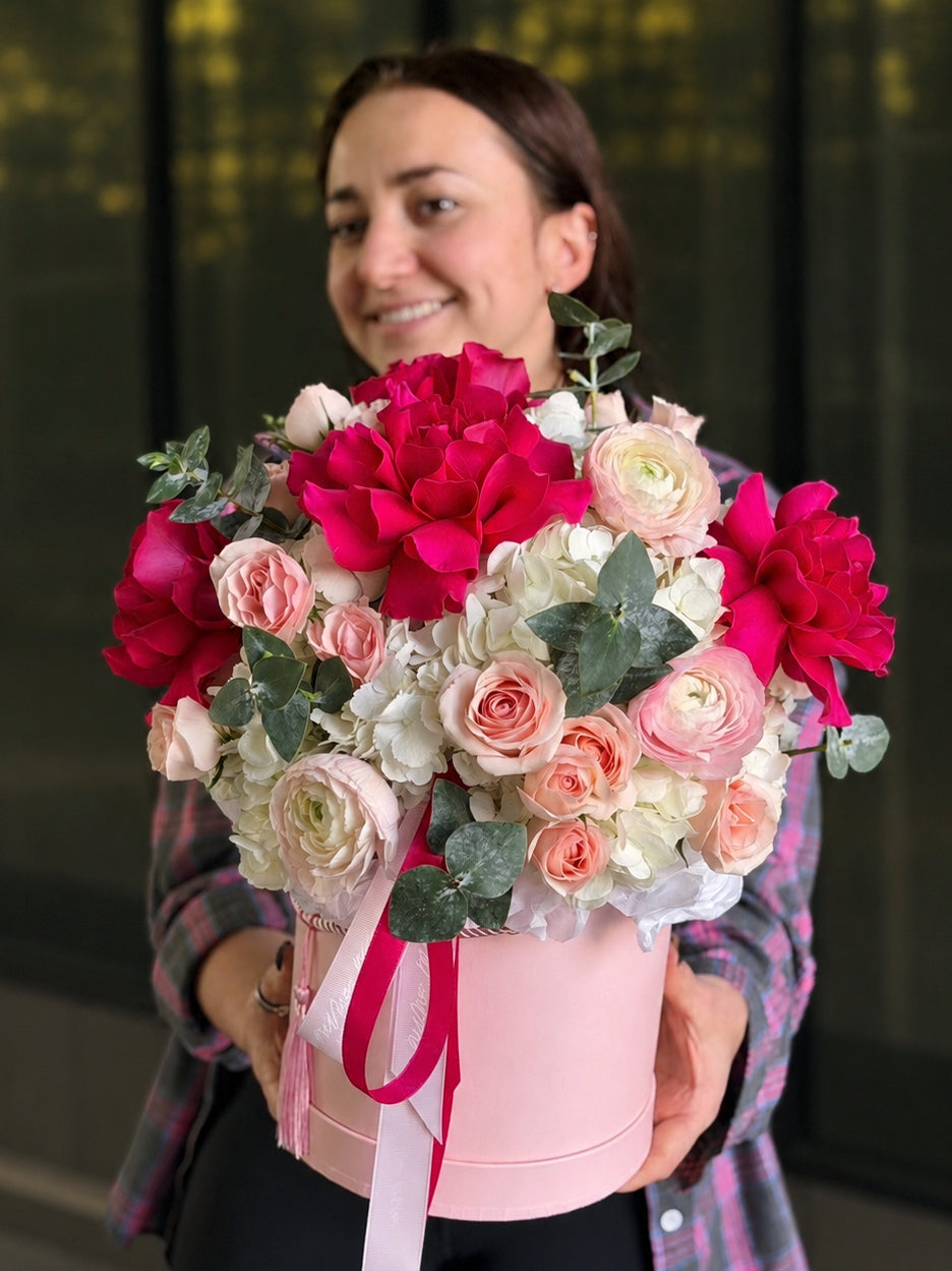 Luxury pink roses flower box for flower delivery in Miami