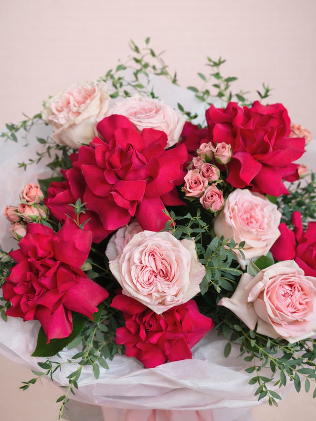 Bouquet of pink and red roses available for the same day delivery in miami