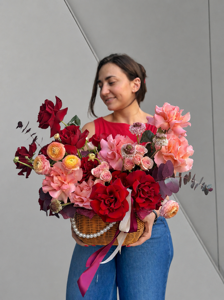 Premium flower basket with red and pink roses for flower delivery in Miami